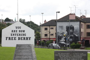 Imatge d’una de les icòniques entrades al barri del Bogside amb la inscripció que dona la benvinguda a la zona Free Derry. Font: Viquipèdia