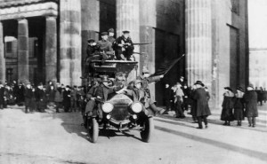 Revolucionaris alemanys davant la Porta de Brandenburg (Berlin) al 1918. Les esperances de Lenin d'una revolució mundial anirien esfumant-se entre 1918 i 1920. Font: Bundesarchiv
