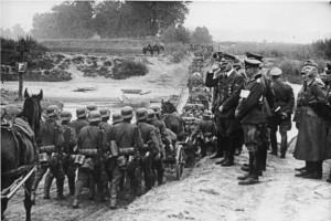 Hitler saludant les tropes que marxen a Polònia. Imatge extreta del Bundesarchiv.