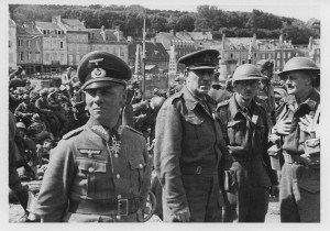 Font: Pinterest. El general Victor Fortune, de la Força Expedicionària Britànica, afusella amb la mirada al seu rival -Erwin Rommel- després de ser capturat. Erwin Rommel va ser un dels màxims impulsors de la Guerra Llampec i va actuar amb gran llibertat durant la invasió de França, aconseguint trencar les defenses gal·les en diverses ocasions.