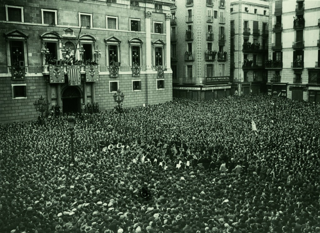 La Plaça Sant Jaume de Barcelona el dia de la Proclamació de la República. FONT: Banda Municipal de Barcelona 