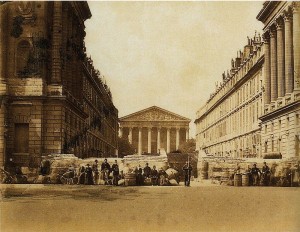 Barricada davant l'Església de la Madeleine durant els fets de la Comuna de París. Font: Wikimedia Commons