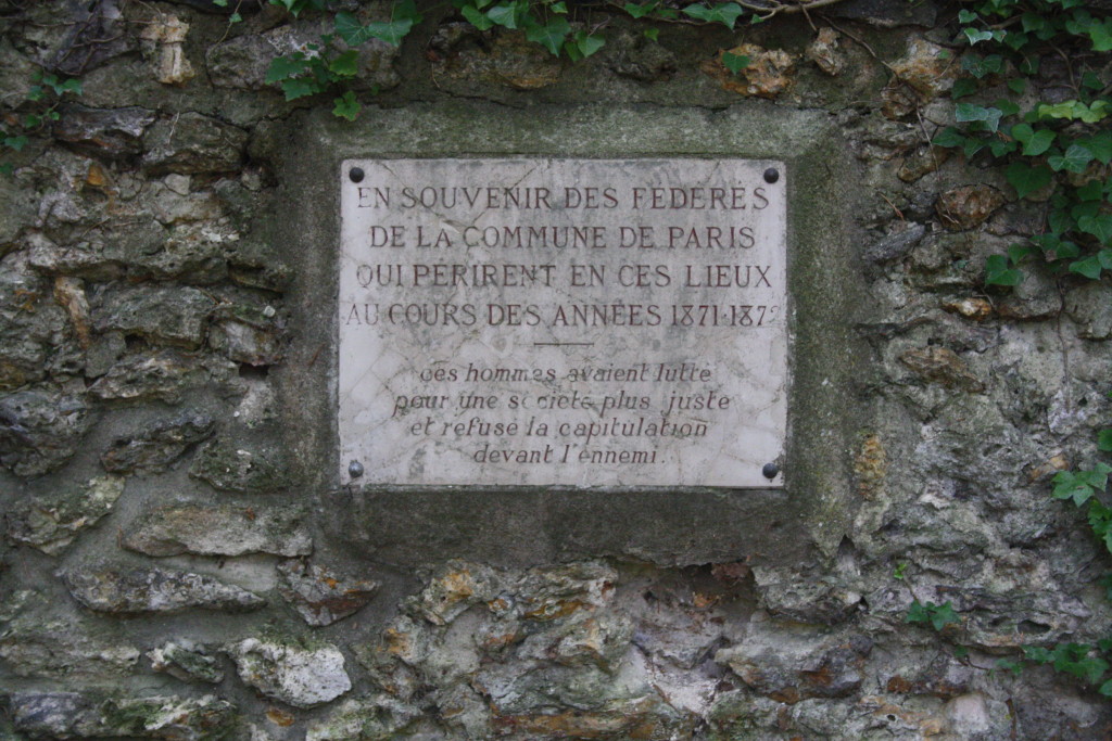  Imatge del Mur des Fédérés, on 150 persones van ser afusellades. Encara avui dia és un lloc d'homenatge per a les classes populars franceses des de 1880. Font: Wikimedia Commons