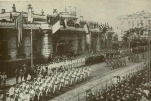 Desfilada de tropes japoneses, nordamericanes i britàniques a Vladivostok en suport de l'Exèrcit Blanc. La guerra civil russa va marcar l'inici del final de la Revolució Russa. Font: Viquipèdia