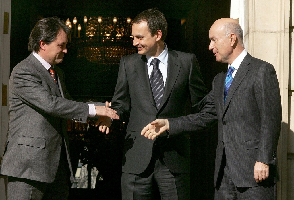 El president Zapatero, juntament amb Artur Mas i Antoni Duran i Lleida anunciaren els compromisos a la Moncloa