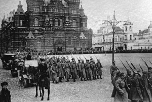 Forces bolxevics a la Plaça Roja de Moscou, 1917. Font: Viquipèdia