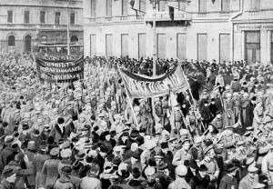 Soldats desfilant pels carrers de Petrograd. La continuïtat de Rússia en la Gran Guerra va ser la que va fer esclatar la revolució. Font: Viquipèdia