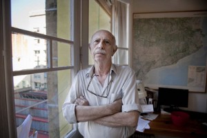 Josep Termes, fotografiat a casa seva. Font: El País