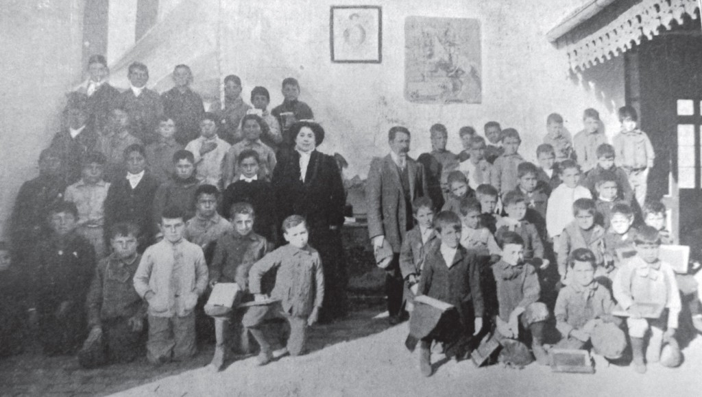Escola núm. 32, Río Colorado, Río Negro, l día de la Bandera. Font: “La enseñanza en el Centenario”. El Monitor de la Educación Común, núm. 450, Buenos Aires, 30 de julio de 1910.