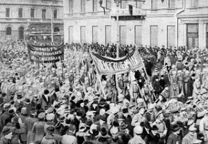 Soldats marxant als carrers de Petrograd, el febrer de 1917. Font: vikipèdia.