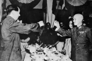 Trobada entre Mao Zedong (esquerra) i Chiang Kai Shek (dreta) a l'agost de 1945. Font: New York Times