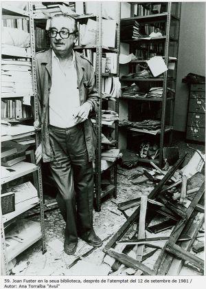 Joan Fuster després d’un atemptat a la seua biblioteca el 1981. Font: Visat.cat