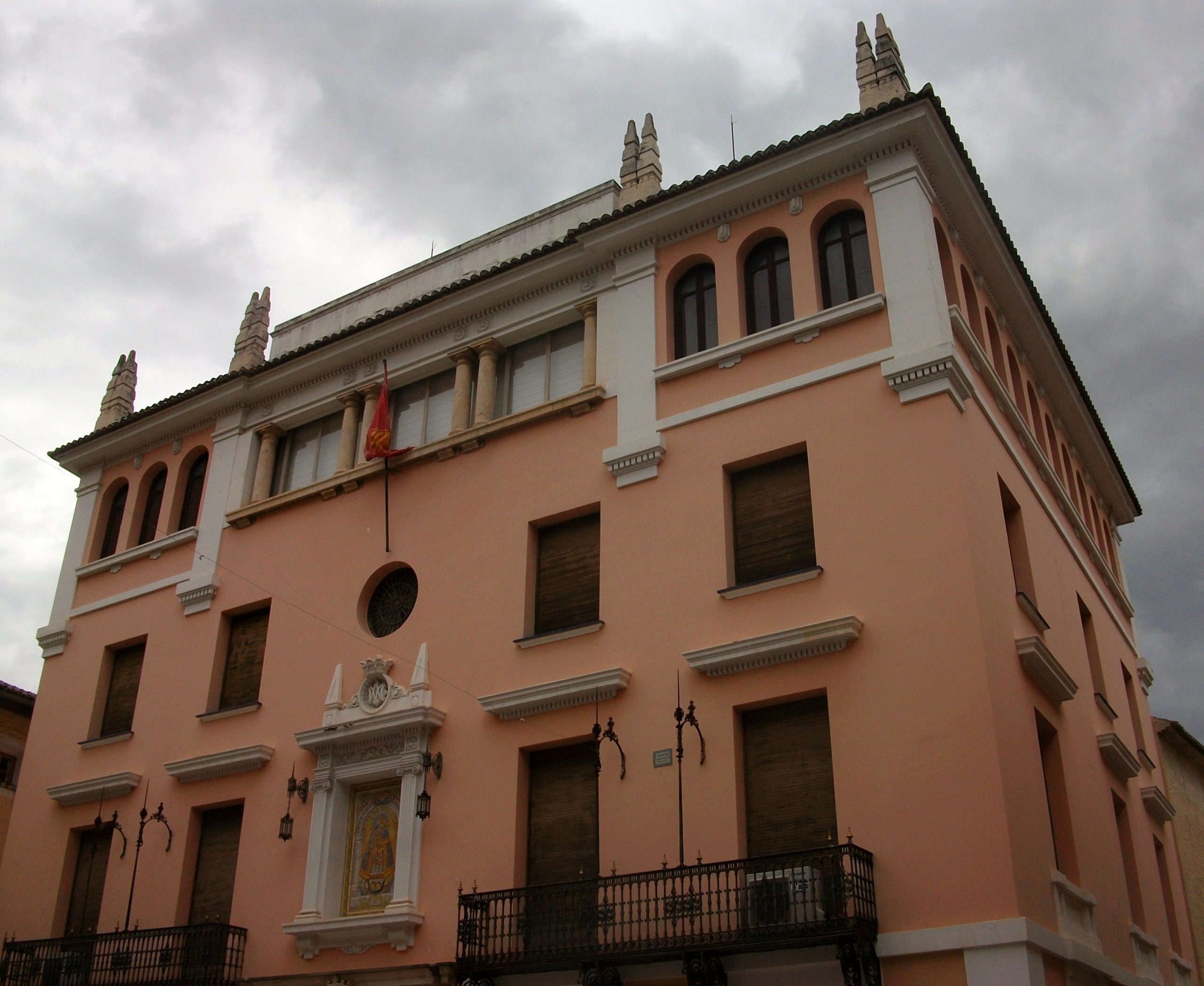 Façana del Museu de l'Almodí on actualment hi ha penjat el quadre cap per avall de Felip V. Font: Viquipèdia