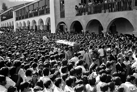 La plaça d’Armes d’Ayacucho durant la sepultura d’Edith Lagos, jove senderista morta per la Guardia Republicana l’any 1982. Van asistir 10.000 persones. Font: Comisión por la Verdad y la Reconciliación.