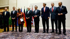 El ministre d’exteriors iranià Javad Zarif (centre) reunit a Nacions Unides amb els màxims responsables de política exterior de Gran Bretanya, Alemanya, la Xina, Estats Units, Rússia i França. Font: www.rt.com