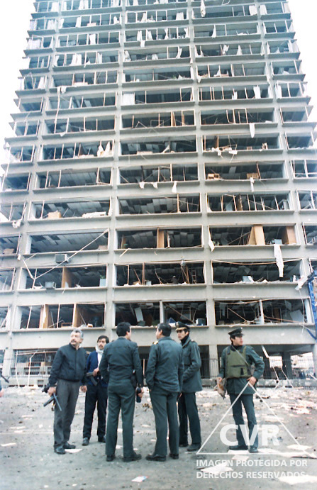 Restes de l’edifici de Solgas (empresa de gas), Lima, després d’un atemptat de Sendero Luminoso. És un exemple de la generalització de la violencia a partir de 1985. Font: Comisión por la Verdad y la Reconciliación (CVR).