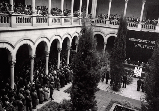 Celebració del 'Dia del Estudiante Caído' i commemoració del IX anviersari de la fundació del SEU al pati de la Facultat de Lletres de la Universitat de Barcelona. 1 de desembre de 1944. Font: Ajuntament de Barcelona 