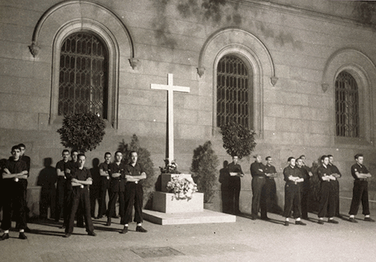 ‘Altar als Caiguts’ erigit a la Universitat de Barcelona amb diversos membres del SEU en motiu de la celebració del ‘Dia De los Caídos’, el 29 d'octubre de 1943. Font: Ajuntament de Barcelona 