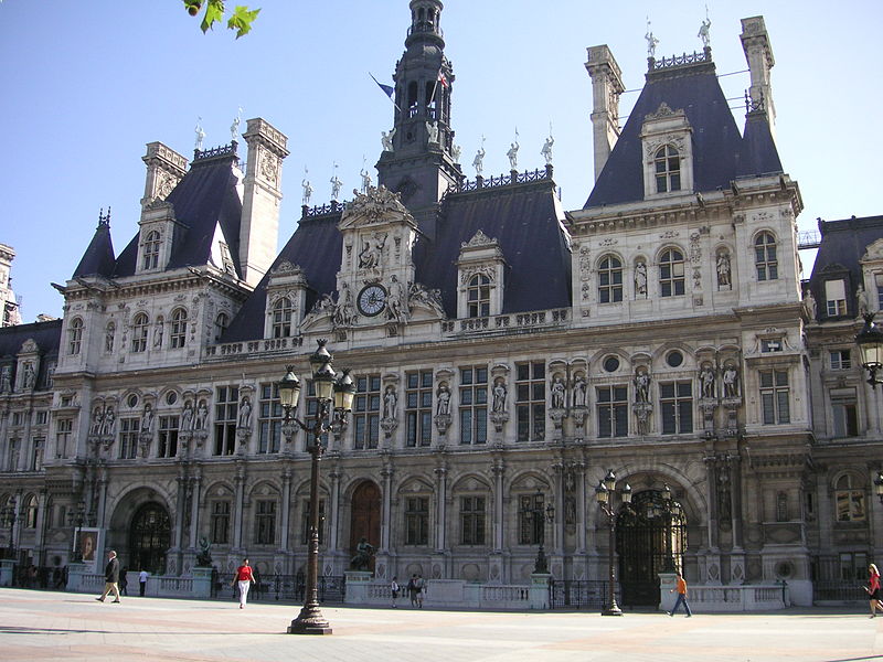 La figura d'Hugh Aubriot és una de les que decora la façana de l'Ajuntament de París. Iamtge de Gail J. Cohen