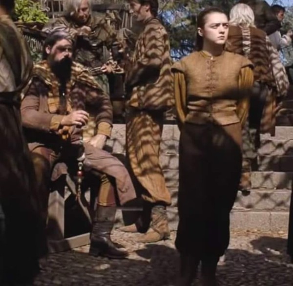 Imatge 4: l'Àngel com a figurant de Joc de Trons, al costat de Maisie Williams en el paper d'Arya Stark. Font: Game of Thrones, HBO.