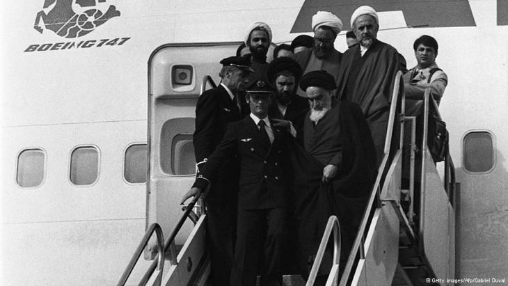 Arribada de 'aiatol·là Khomeini a Iran, després del seu exili a França. Khomeini era considerat, durant la Revolució, una figura de consens entre l'esquerra i els grups religiosos. Font: Qantara.de