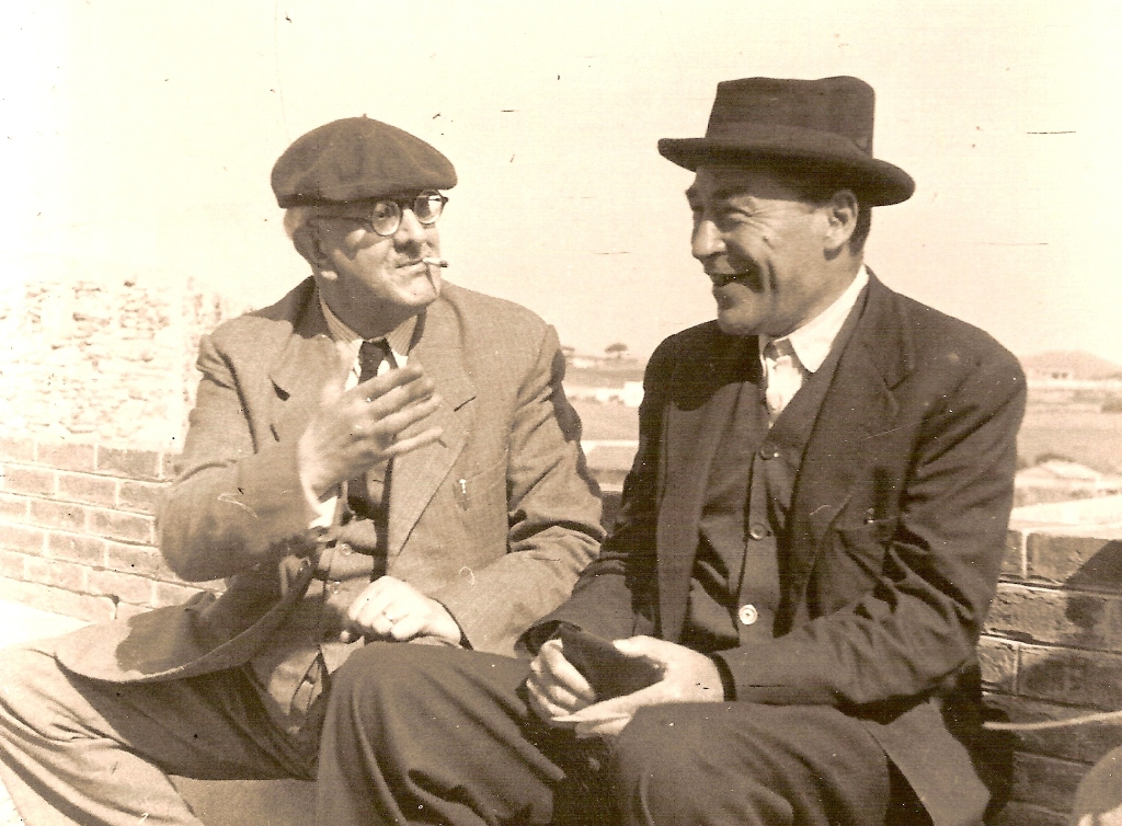 Manuel Brunet (esquerra) conversant amb Josep Pla quan tots dos eren col·laboradors de la revsita Destino. Font: Viquipèdia.