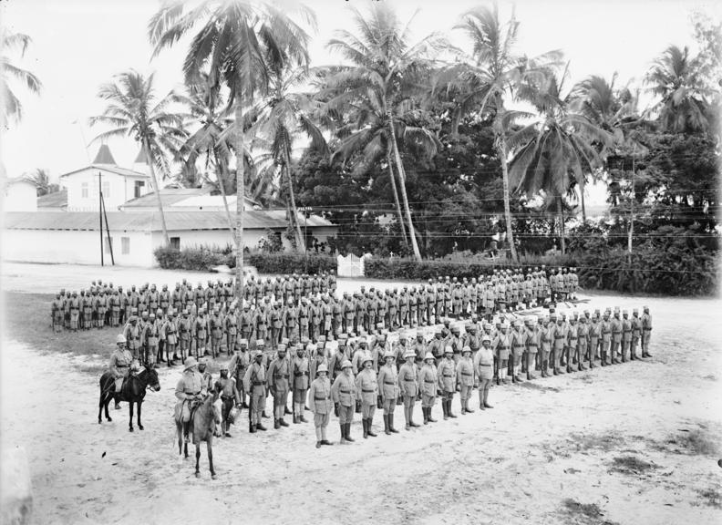 Companyia d’askaris (soldats colonials) a l’Àfrica oriental. Font: Wikipedia