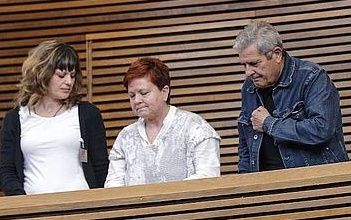 Els pares de Guillem Agulló en la sessió de reconeixement de les Corts Valencianes. Font: Antifeixistes.org