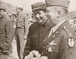 La "Missió Dixie": el coronel nordamericà David B. Barrett amb Mao Zedong. Font: Viquipèdia