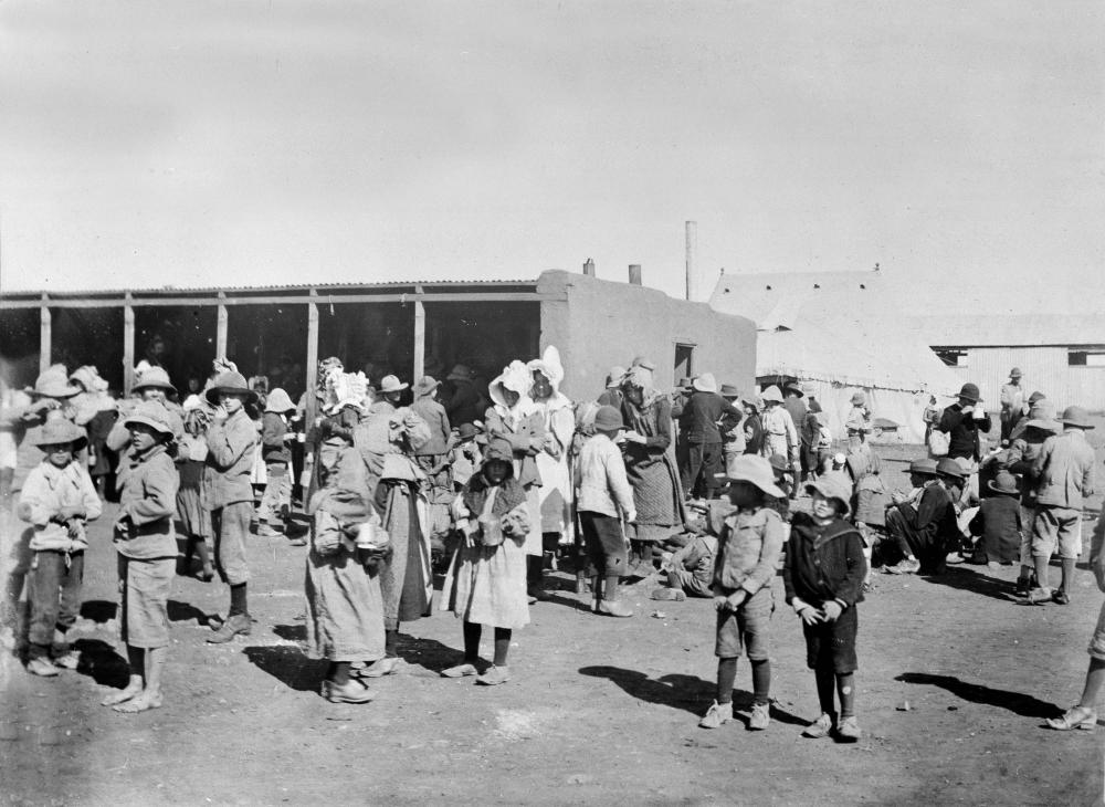 Dones i infants Bòers en un camp de concentració britànic. (Font: Viquipèdia)