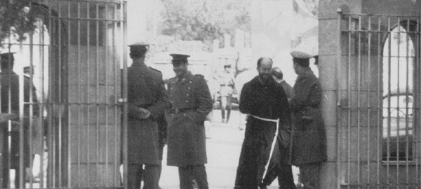 La policia franquista a les portes del convent de Sarrià durant el setge de la Caputxinada. Font Vilaweb