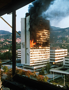 Parlament bosnià atacat durant el setge de Sarajevo. Font: Wikimmedia Commons