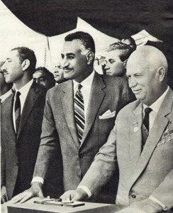 Nasser (al centre), juntament amb Nikita Khrusxov, líder de la URSS entre 1953 i 1964. Font: Viquipèdia