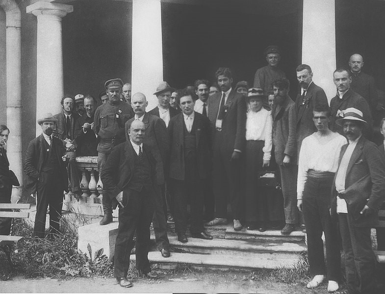 Foto blanco y negro de un grupo de personas posando por un foto  Descripción generada automáticamente