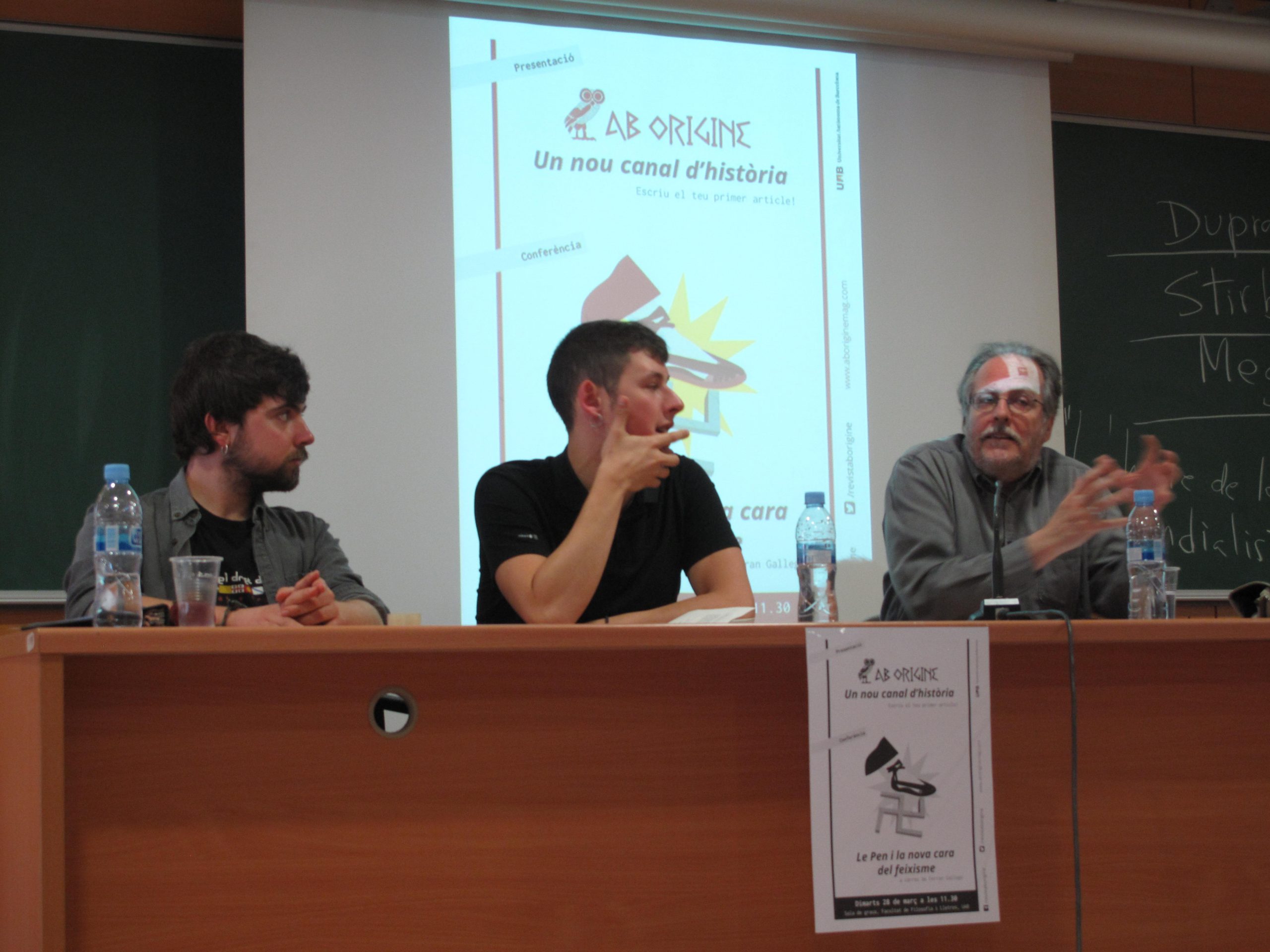 Jordi Vives (esquerra) Marc Comerma (centre) i Ferran Gallego (dreta), en un moment de la internvenció del professor de la UAB. Font: Ab Origine