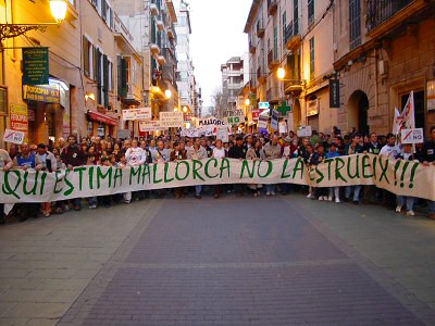 Manifestació convocada pel GOB als carrers de Palma el 2004 sota el lema, que ha fet fortuna, "Qui estima Mallorca no la destrueix". Font: mallorquinsicatalans.blogspot.com