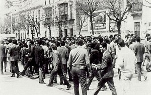 Manifestació d'estudiants a Barcelona el 1957 per a donar suport a la vaga de tranvies