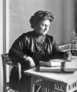 La pedagoga italiana Maria Montessori, creadora del mètode Montessori. Font: Wikimedia Commons. 
