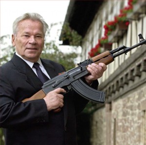Mikhaïl Kàlaixnikov (1919-2013) va inventar el famós fusell AK47 després de ser ferit a la Segona Guerra Mundial. La fama no va tardar a acompanyar-lo.