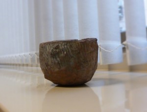 Detall d'una de les peces ceràmiques que Esther Travé té repartides pel seu despatx.