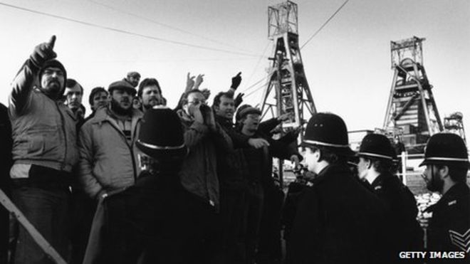 Piquet miner a les mines de carbó de Kent durant la vaga de 1984. El debilitament dels sindicats no suposà una millora en les condicions laborals dels treballadors, sinó més aviat el contrari. Font: Getty Images