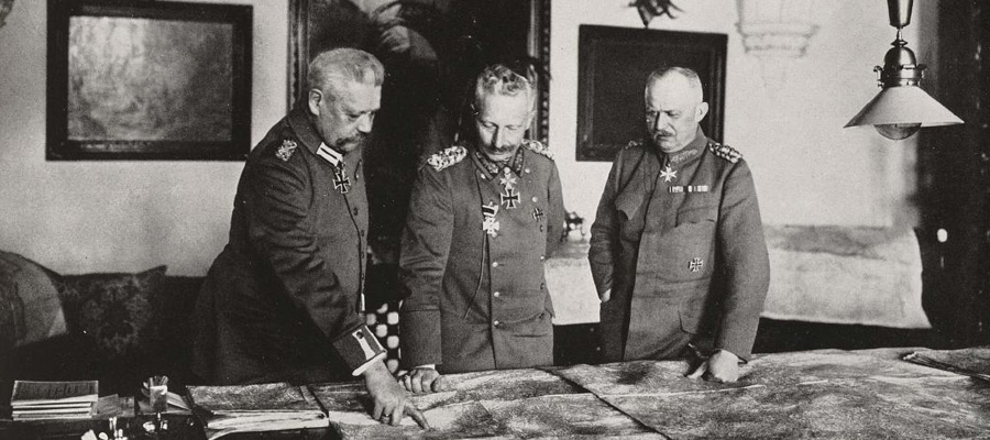 El kàiser Guillem II (al centre), amb Paul von Hindenburg (esquerra) i Erich Ludendorff (dreta). Durant la guerra, Alemanya es convertí en una dictadura militar. Font: Huis Doorn Museum