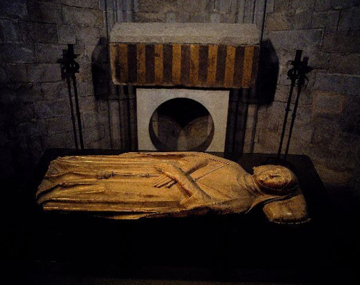 Sepulcre romànic d'Ermessenda de Carcassona a la catedral de Girona (Font: Viquipèdia)
