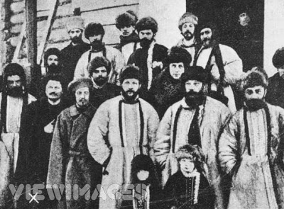 El soviet de treballadors de Sant Petersburg de camí cap a Sibèria durant la repressió desencadenada per Nicolau II. Lev Trotski és el primer per l'esquerra. Font: revolucionbolcevique.blogspot