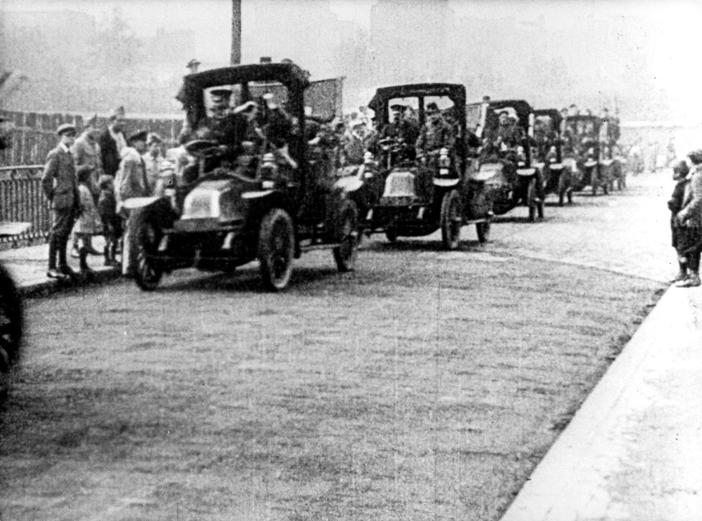 Taxis parisencs fent cap al front del Marne, setembre de 1914 (Font: Alfredo Grados Rivero, Flickr)