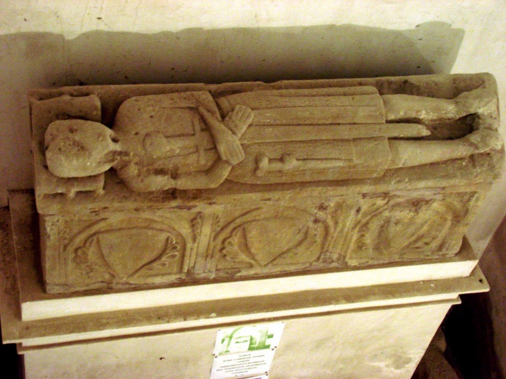 Suposat sepulcre del comte Oliba Cabreta, situat al Monestir de Serrateix, al Berguedà.