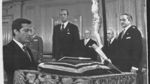 Adolfo Suárez en el seu nomenament com a cap del govern. A darrere es pot veure el rei Joan Carles I. Font: La Vanguàrdia
