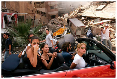 Joves obxervant, des d'un descapotable, l'estat d'un barri de Beirut després de què la ciutat fos bombardejada. Fotografia d'Spencer Platt, premi World Press Photo de l'any 2006. Font: numerof.com
