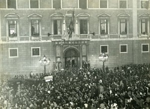 Imatge de la plaça Sant Jaume en el moment en què Lluís Companys va proclamar l'Estat Català dins la República Federal Espanyola. Font: pinterest.