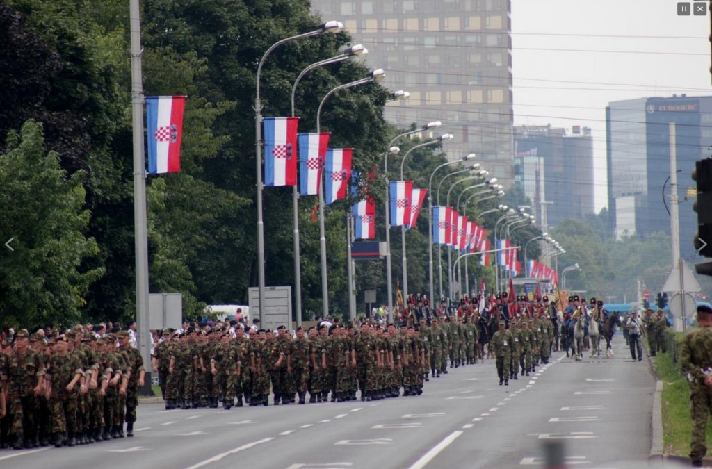  Desfilada del  5 d’octubre, en motiu del Dia de la Victòria i de l’Agraïment. En aquest dia de festa nacional es celebra des de 1995 la recuperació de la ciutat de Knin i l’expulsió definitiva de serbis del territori croat fruit de l’Operació Tempesta. Font: Croata Week